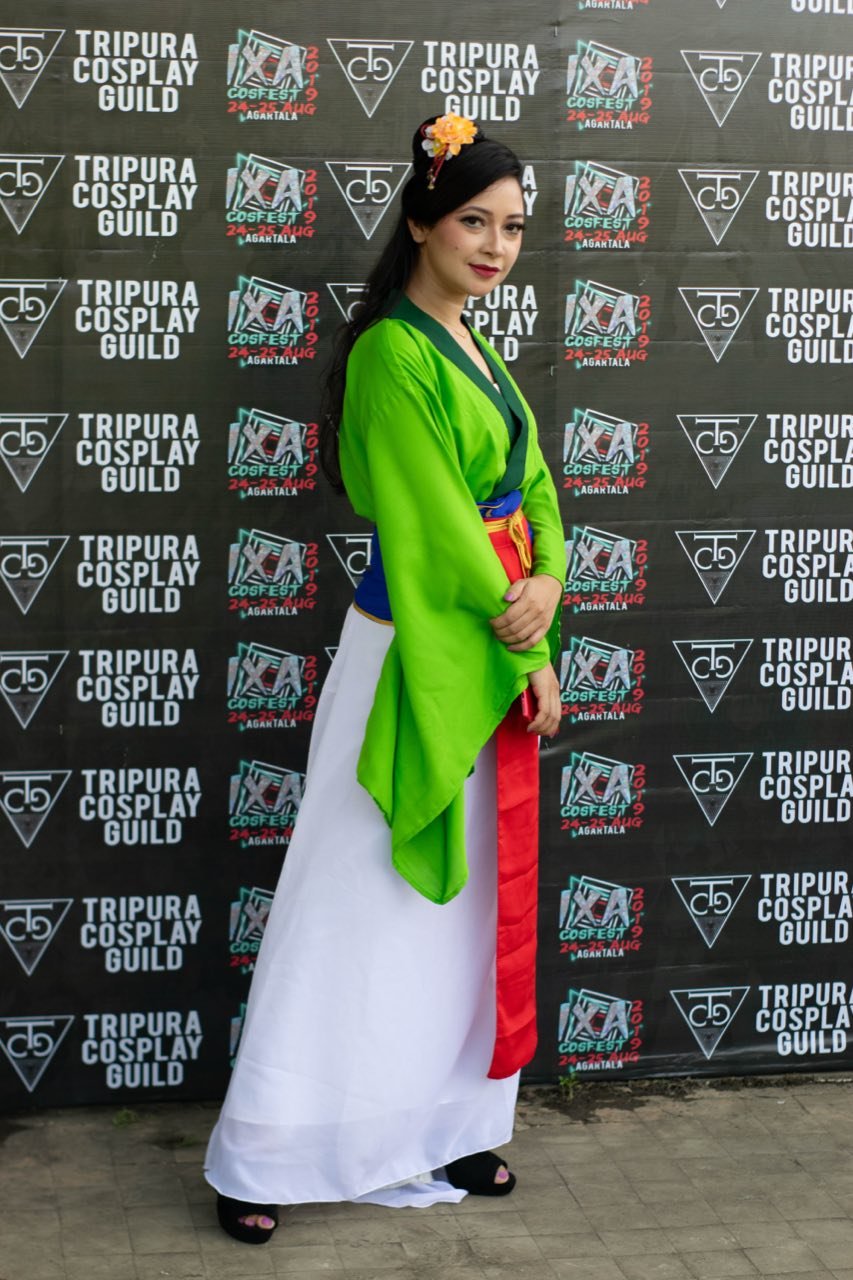 A cosplayer in a green and white robe posing at CosFest IXA 2019